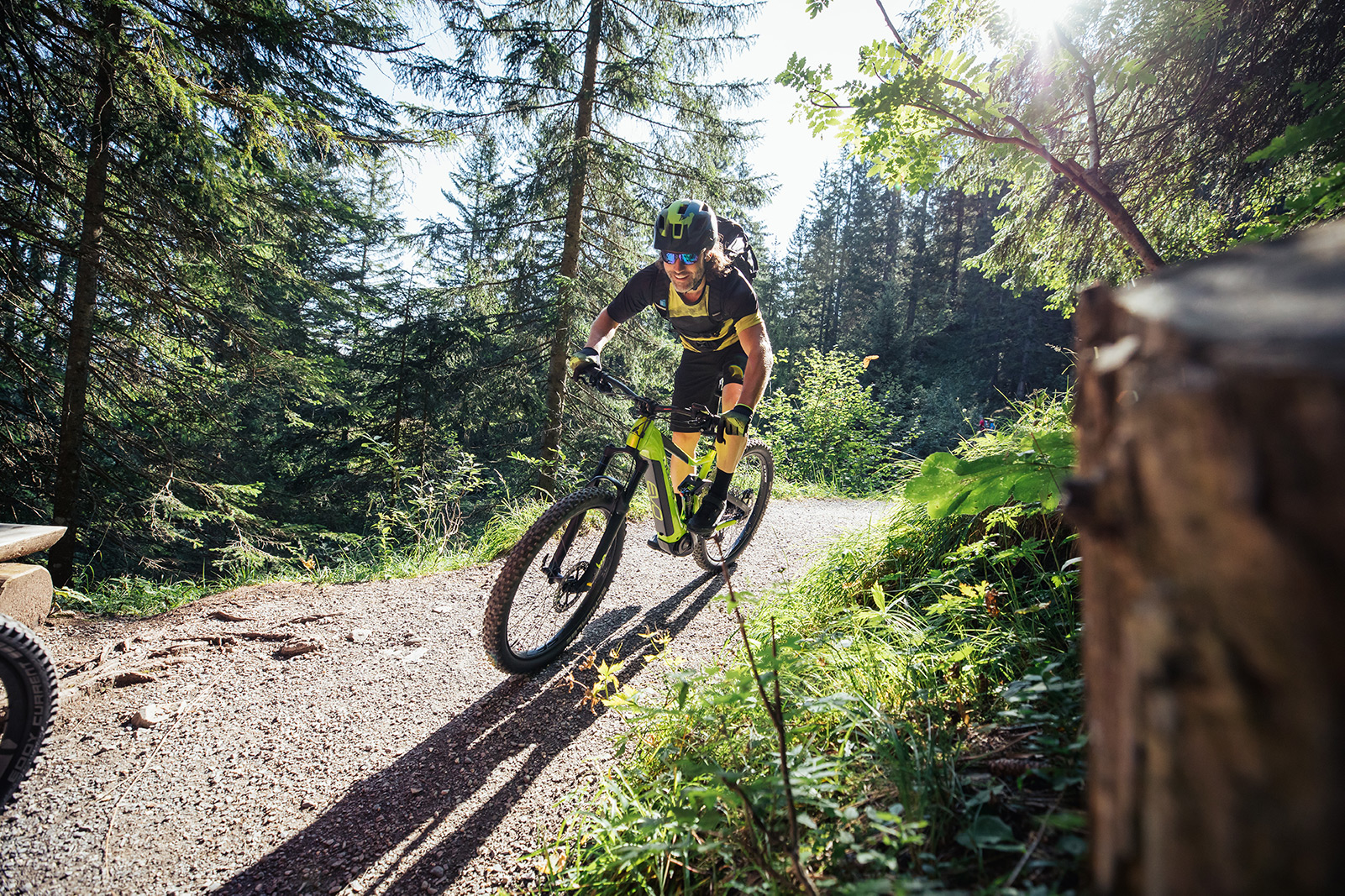 service_travelbike_bulls_biker_im_wald_2020